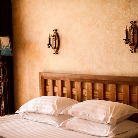 Caucasus Hotel Kasagh Esterno foto A bed with two pillows
