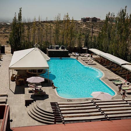 Caucasus Hotel Kasagh Esterno foto The swimming pool at the Grand Hotel