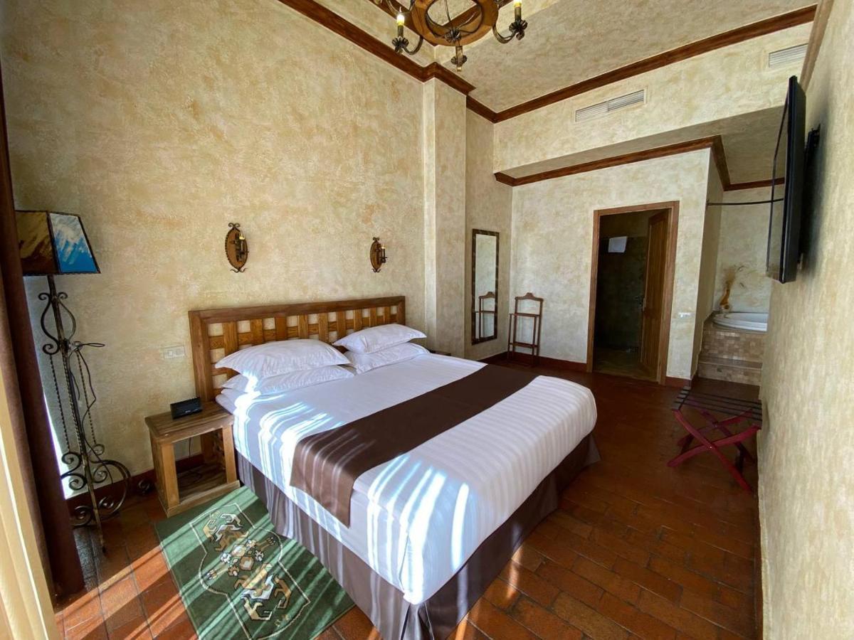 Caucasus Hotel Kasagh Esterno foto A room at the hotel
