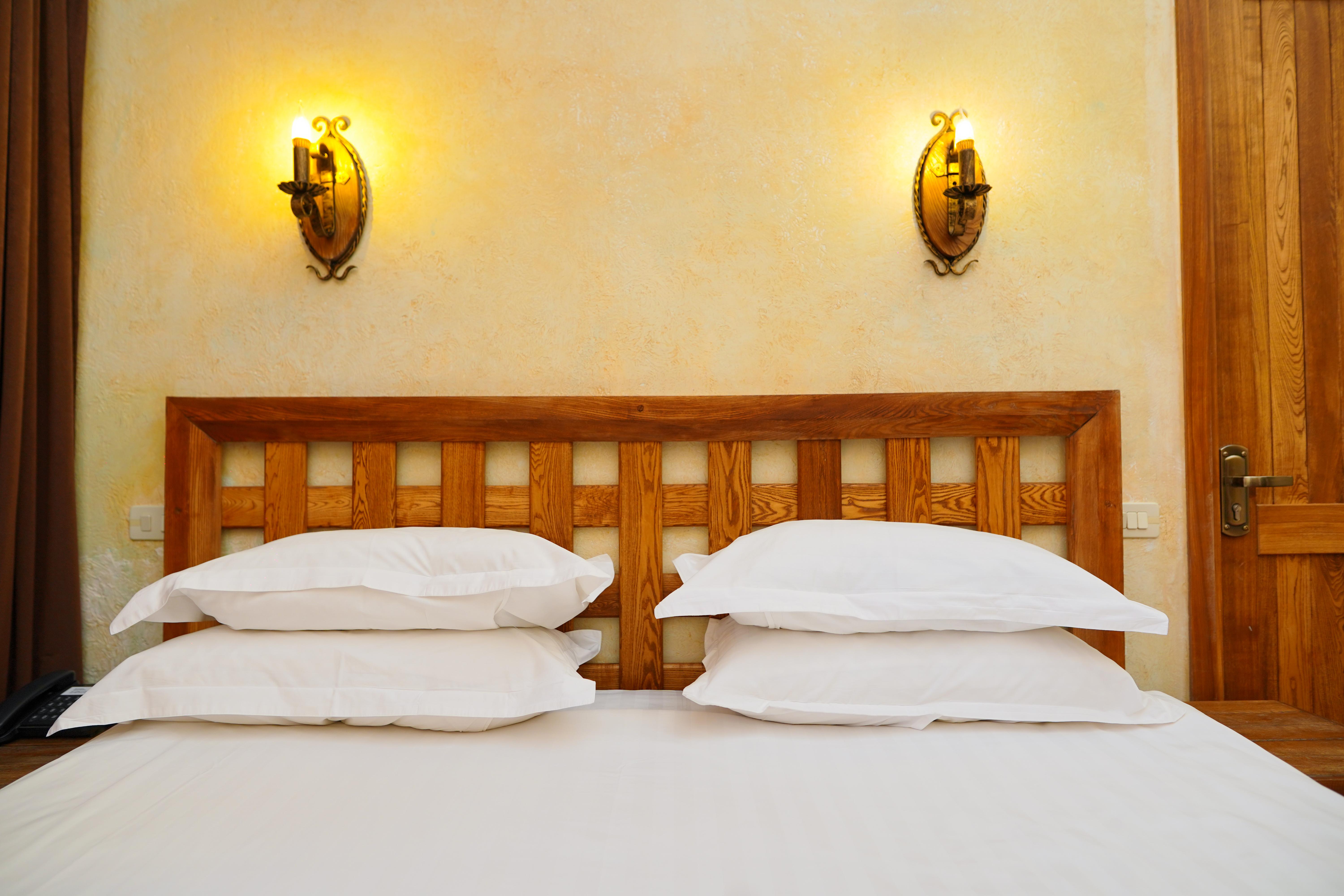 Caucasus Hotel Kasagh Esterno foto A bed with two pillows
