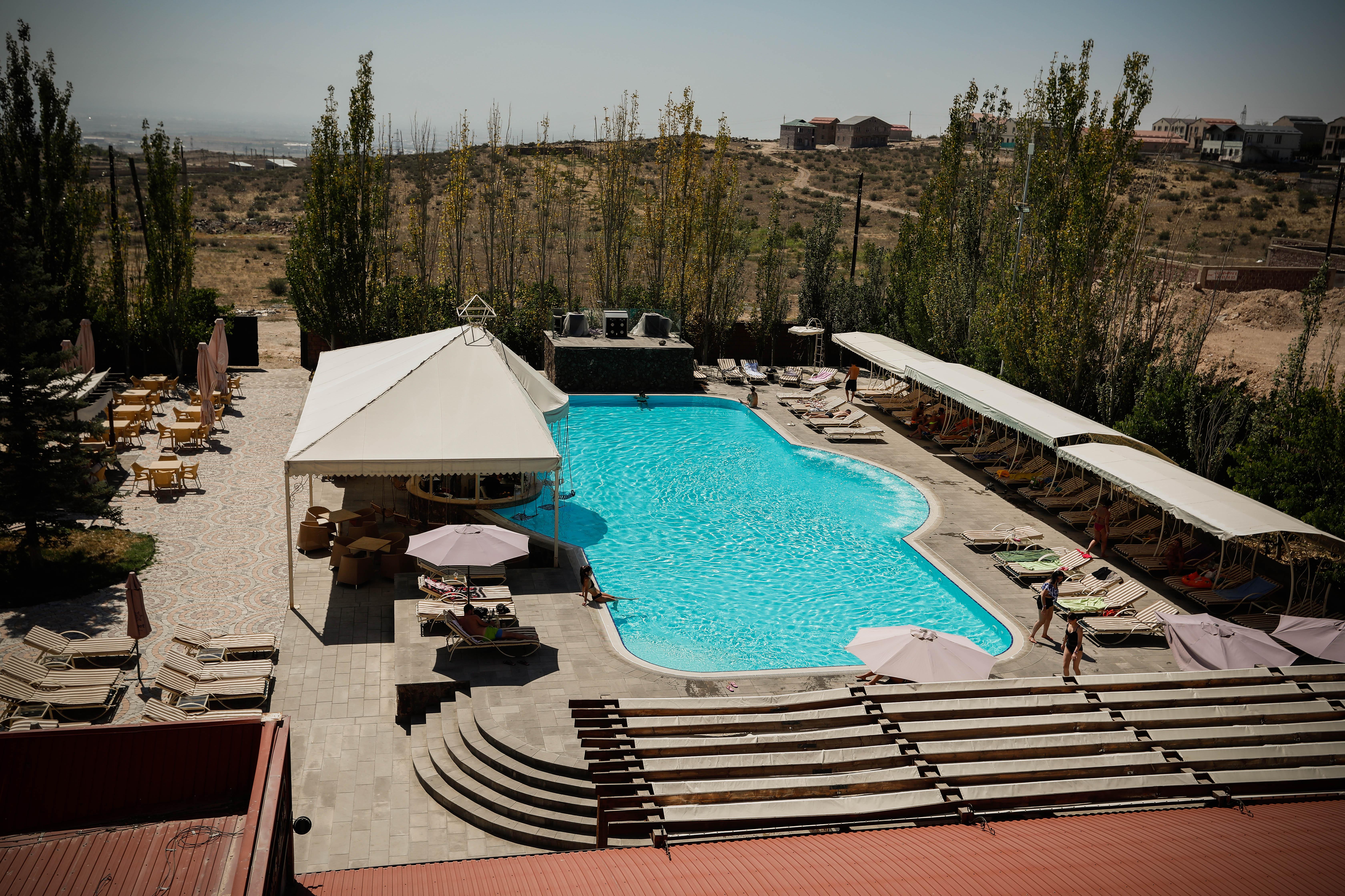 Caucasus Hotel Kasagh Esterno foto The swimming pool at the Grand Hotel