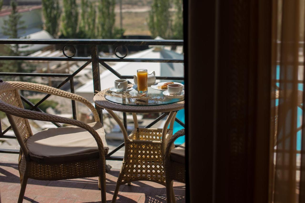 Caucasus Hotel Kasagh Esterno foto A balcony