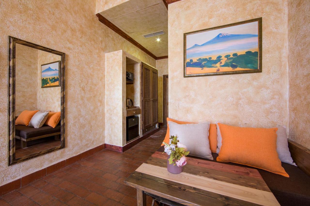 Caucasus Hotel Kasagh Esterno foto A room at the hotel